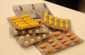 Veselības inspekcija soda divas lieltirgotavas par zāļu nepiegādāšanu no krājumiem