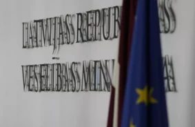 Veselības ministrija atteicas no darbinieku apdrošināšanas polisēm: Budžeta šķēres un neskaidrība nozares sirdī