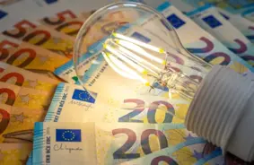 Vēsturisks cenu kritums: Baltijas elektrības tirgus atgūst elpu pēc atjaunīgās enerģijas un starpsavienojumu triumfa