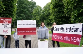 Vēža Pacienti Ar Izmisuma Saucienu Prasa Skaidru Termiņu Onkoloģijas Centra Rekonstrukcijai Pie Valdības Durvīm