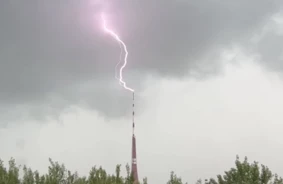 Video: Elpu aizraujošs zibens spēriens Zaķusalas TV tornī pārsteidz Rīgu