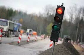 Video: Nepārdomāts manevrs ceļa remontposmā liek smagajam auto nervozi atkāpties