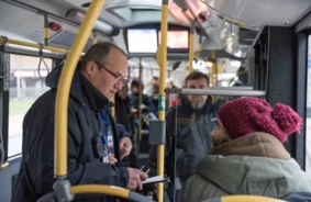 Vienotās biļetes starp "Rīgas satiksmi" un "Pasažieru vilcienu" ieviešana aizkavējas tehnisku iemeslu dēļ