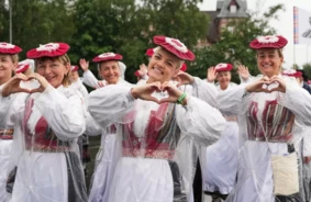 Vienotības simfonija: Igaunijas dziesmu svētki apvieno tūkstošiem, atdzīvinot vēstures spēku