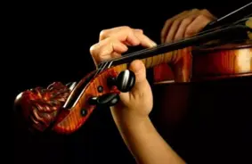 Vijoles pasniedzējs apsūdzēts seksuālā vardarbībā pret audzēkni: satraucošais tiesas process izgaismo bērnu drošības izaicinājumus