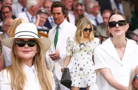 Vimbldonas karaliskā loža uzmirdz: Slavenības diktē vasaras modes tendences 2025. gadā