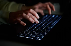 Vīrietis stāsies tiesas priekšā par mazgadīgā pavešanu netiklībā un bērnu pornogrāfijas apriti: draud bargas sekas