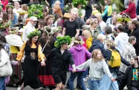 Visā Latvijā Dārd Jāņu Līksme: No Seno Rituālu Maģijas Līdz Mūsdienu Atslodzei