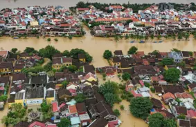 Vjetnamu piemeklējuši postoši plūdi: bojāgājušo skaits sasniedz 35