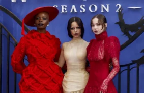 “Wednesday” zvaigznes žilbina Londonas pirmizrādē: gotiskā elegance satiekas ar modes drosmi