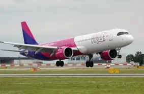 Wizz Air samazina izaugsmes ambīcijas, reaģējot uz dzinēju problēmām un izmaksu spiedienu