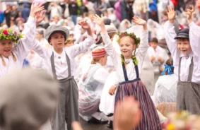 XIII Latvijas Skolu jaunatnes dziesmu un deju svētku septītā diena: vēsturiski pirmā akordeona debija un deju lielkoncerta elpu aizraujošā maģija