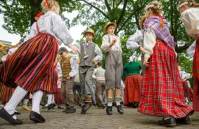 XIII Latvijas skolēnu dziesmu un deju svētki: emocionāla septītā diena ved uz kulmināciju