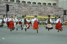 XIII Skolu jaunatnes dziesmu un deju svētki izmaksā 14,26 miljonus eiro: dalībnieku atsaucība un finanšu akrobātika