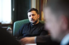 Zelenskis Putinu Nodēvē par "Ajatollu", Brīdinot par Krievijas Impēriskajām Ambīcijām un Sabrūkošo Ekonomiku