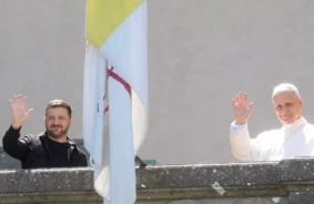 Zelenskis un pāvests leons XIV apspriež Vatikāna lomu miera sarunās un Krievijas nolaupīto bērnu atgriešanā
