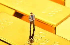 Zelta cena steidzas uz 4000 dolāru atzīmi, ko veicina globālā nenoteiktība