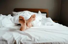 Zinātnieki brīdina: kaitīgākā miega poza var veicināt smadzeņu bojāšanos