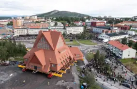Zviedrijas inženieru šedevrs: Kirunas koka baznīca veiksmīgi pārvietota, glābjot vēsturisko dārgumu