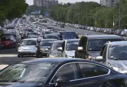 282 tūkstoši Latvijas autovadītāju saskaras ar risku zaudēt tiesības; paralēli aktualizējas klimata likumdošanas diskusijas