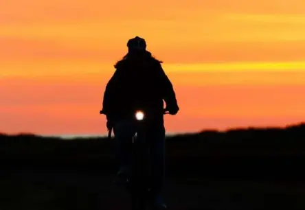 52% autovadītāju Latvijā atzīst: tumsā velosipēdistus ir grūti pamanīt