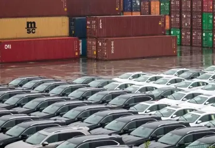 ASV Tarifi Sāpīgi Iecērt Autobūves Sirdī: Zaudējumi Sasniedz 12 Miljardus Dolāru, Toyota Smagākā Cietēja