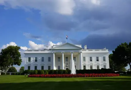 ASV un Irāna: Trampa Lēmums par Triecieniem – Divu Nedēļu Gaidīšana Eskaēcijas Ēnā