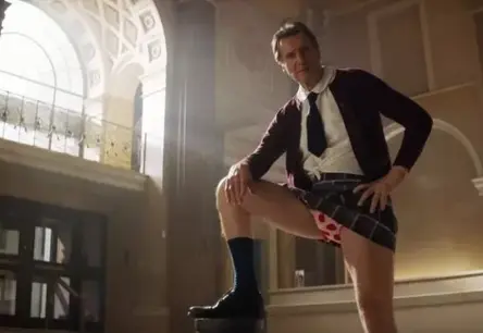 Absurdā humora triumfs: "Kailais ierocis" atgriežas ar Laimu Nīsonu un jaunu smieklu devu