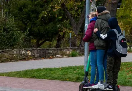 Aicina aizliegt nepilngadīgajiem lietot koplietošanas skrejriteņus: uzsākta parakstu vākšana