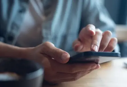 Aiz auss ievilktie: kā Latvijā izplatītākās krāpnieku shēmas mēģina izkrāpt naudu