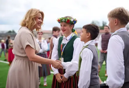 Aizkustināta siliņa pēc deju lielkoncerta: „tās jāpiedzīvo klātienē!” – kultūras fenomena spēks vieno latviju