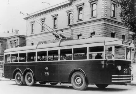 Aizmirstās trolejbusu vīzijas: kā karš un vēstures grieži mainīja Latvijas sabiedriskā transporta seju