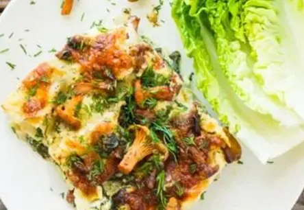 Aizmirstiet par gaļu: izbaudiet zeltaino gaileņu lazanju!