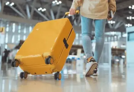 Aizvien vairāk ceļotāju saskaras ar bojātu bagāžu: kā pasargāt savu koferi?