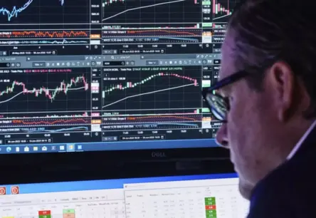 Akciju tirgi krīt, naftas cenas kāpj: ģeopolitika un Trampa tarifi satricina investorus