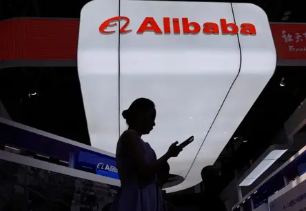 Alibaba iesaistās MI čipu cīņā: Ķīnas ambīcijas un saspīlējums ar ASV