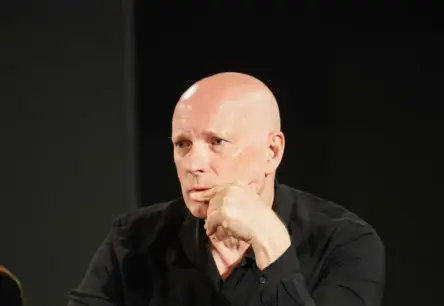 Alvis Hermanis ar domubiedriem dibina kustību "Bez partijām" un aicina mainīt vēlēšanu sistēmu Latvijā