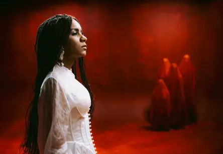 Aminata atklāj jauno albumu "Liela Meitene" un drosmīgu mūzikas videoklipu