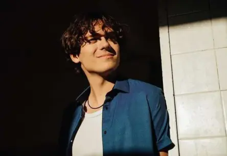 Aminatas Sarkanā kora dziedātājs Roberts Peičs uzsāk solo karjeru ar dziesmu "Es palikšu te"