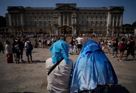 Angliju skars pirmais karstuma vilnis: Met Office brīdina par 40°C nākotnē un garākām karstuma epizodēm klimata pārmaiņu dēļ
