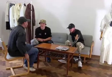 Apģērbs ar cieņu: kā ukraiņu dizaineri atvieglo smagi ievainoto karavīru dzīvi