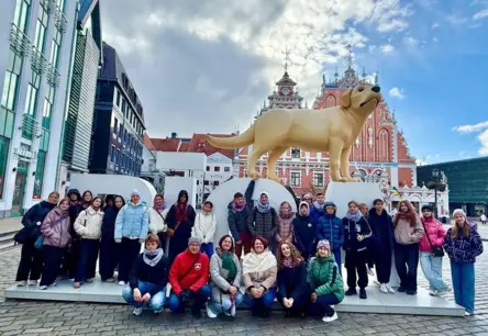 Ar koncertiem un emocionālām atvadām noslēgusies talantīgu ukraiņu bērnu mūzikas nometne Latvijā