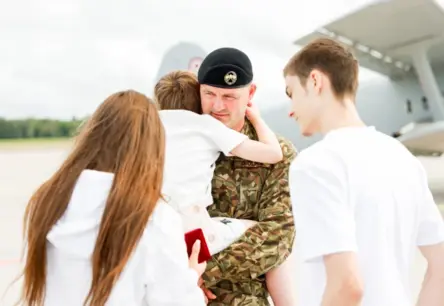 Ar prieku un asarām Lielvārdē sagaidīti Latvijas karavīri no misijas Kosovā: stāsts par drosmi, upuri un atgriešanos mājās