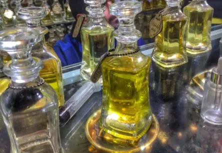 Arābu smaržu fenomens: kāpēc šie eksotiskie aromāti tik ļoti valdzina latvietes?