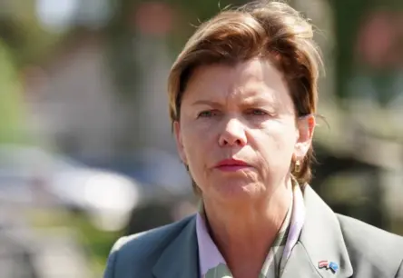 Ārlietu ministres Bražes klusums un Avena kriminālprasība sašūpo politisko skatuvi