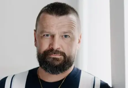 Armands Simsons aicina vīriešus rūpēties par veselību: bārdas skūšana simbolizē aicinājumu pārbaudēm