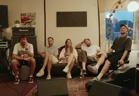 “Astro’n’out” akustiskā tūre “Mūc” atklāj aizkulises un ilgtspējas izaicinājumus mini seriālā