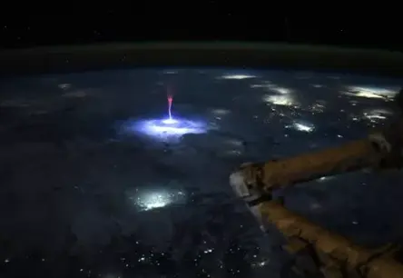 Astronaute no kosmosa stacijas nofotografē grandiozas "sarkanās fejas"