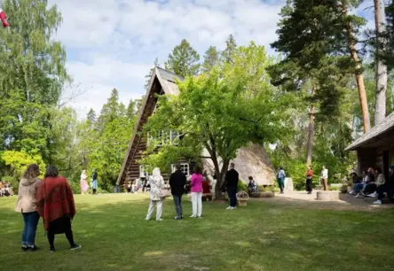 Atdzimšana Murjāņos: Ziedoņa Muzejs Ver Durvis Jaunai Sezonai Mēnesi Agrāk ar Spožu Niedru Jumtu un Dzejas Burvību