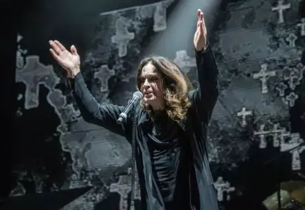 Atklātas sirdi plosošas detaļas par Ozija Osborna pēdējo uzstāšanos un emocionālajām atvadām